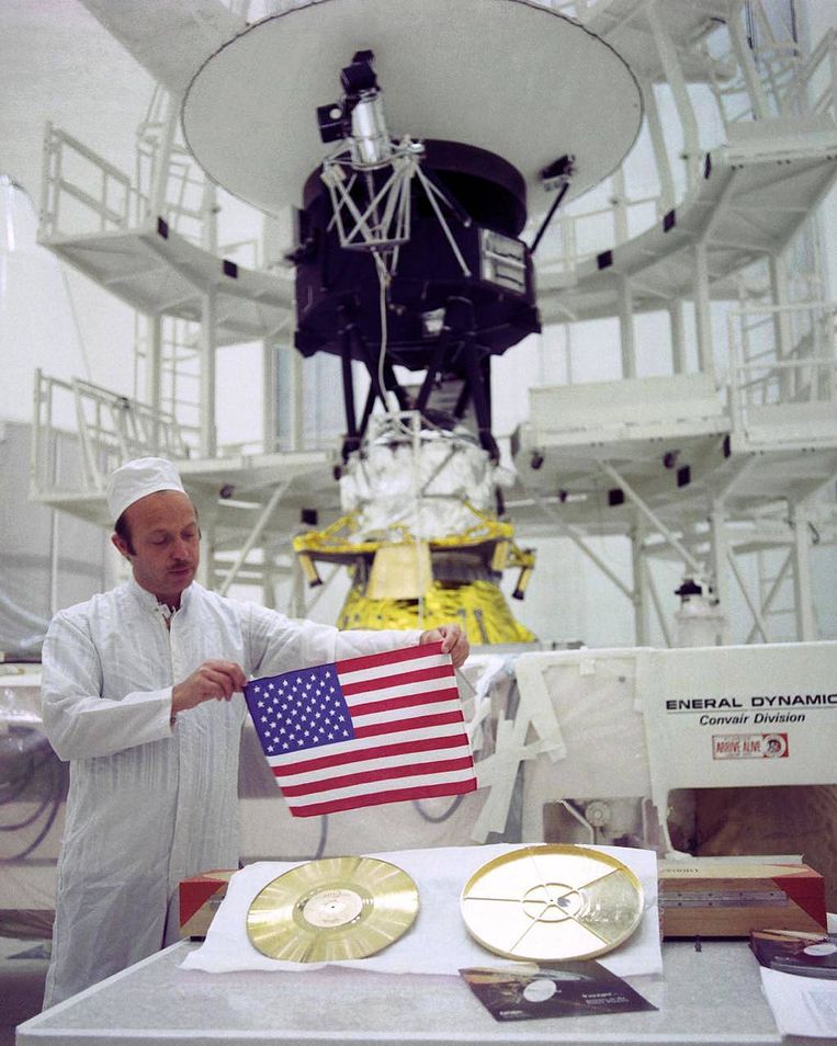 1977: de Vogayer wordt uitgerust met een Amerikaanse vlag en gouden plaat. 
 Beeld NASA/JPL-Caltech