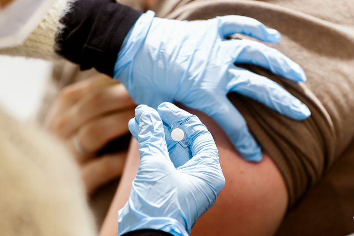 Een zorgmedewerker laat zich vaccineren tegen het coronavirus in de grote test- en vaccinatielocatie op het TT Circuit.