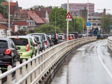 Is grootste verkeersellende voorbij op Deventer Wilhelminabrug? ‘Staan gelukkig geen grote files meer’