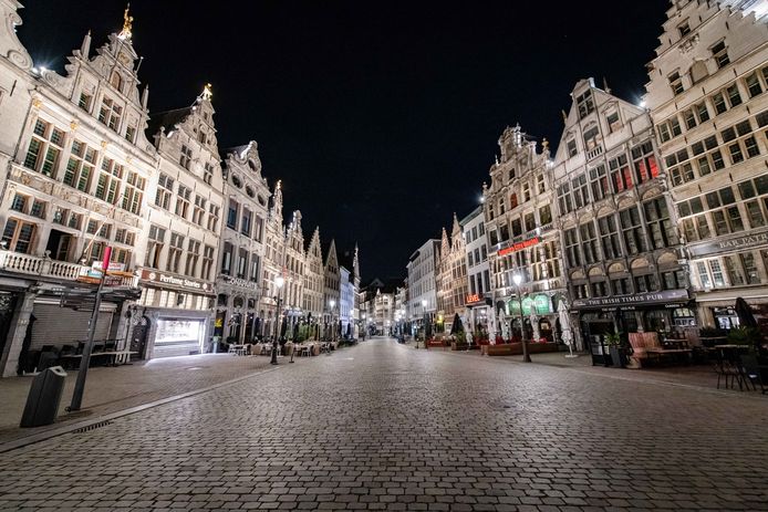 Een lege Grote Markt in Antwerpen door de avondklok.