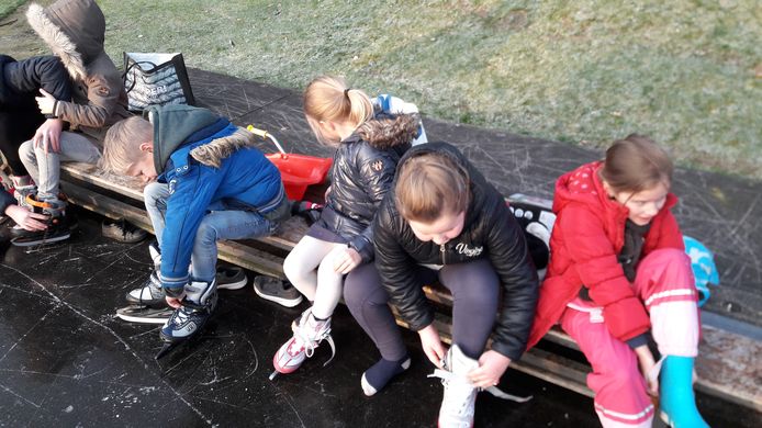 Kinderen van basisscholen in de gemeente Utrechtse Heuvelrug op het ijs in Doorn.
