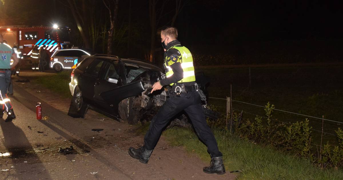 Omwonenden horen klap ongeluk in Zelhem en blussen autobrand.