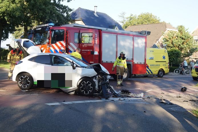 Twee auto's kwamen met elkaar in botsing.