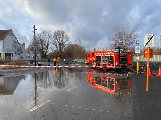 De brandweer kwam ter plaatse het water in de Stationsstraat en Appelboomstraat in Liedekerke weg te pompen.