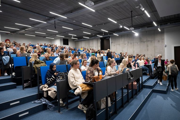 De stijging met meer dan 11 procent is het gevolg de Vlaamse Codex Hoger Onderwijs. Die bepaalt dat het inschrijvingsgeld voor alle universiteiten en hogescholen gelijk is en jaarlijks geïndexeerd wordt op basis van de gezondheidsindex in september. Beeld Klaas De Scheirder
