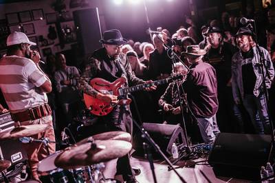 Blueslegende John Primer overrompelt Nispen: ‘Ik ben stomverbaasd dat zo’n gigant hier staat. Gratis