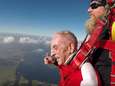 96-jarige skydivet voor vierde keer in vier jaar: "Ik wil nog 20 jaar uit vliegmachines springen"