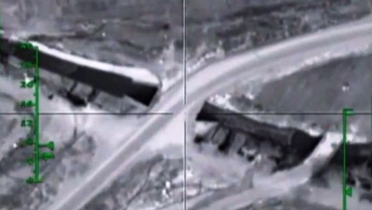 Een still uit videomateriaal van het Russische ministerie van Defensie. De video laat zien hoe een Russisch vliegtuig een - zo zegt Rusland - munitievoorraad van terroristen vernietigt. Beeld epa