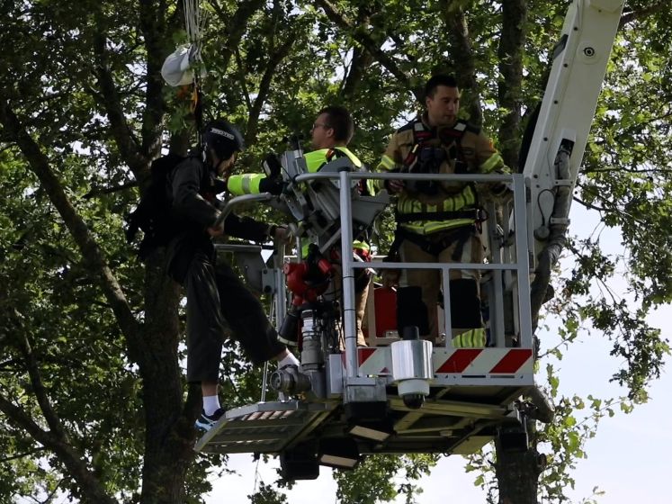 Parachutist belandt in boom in Teuge