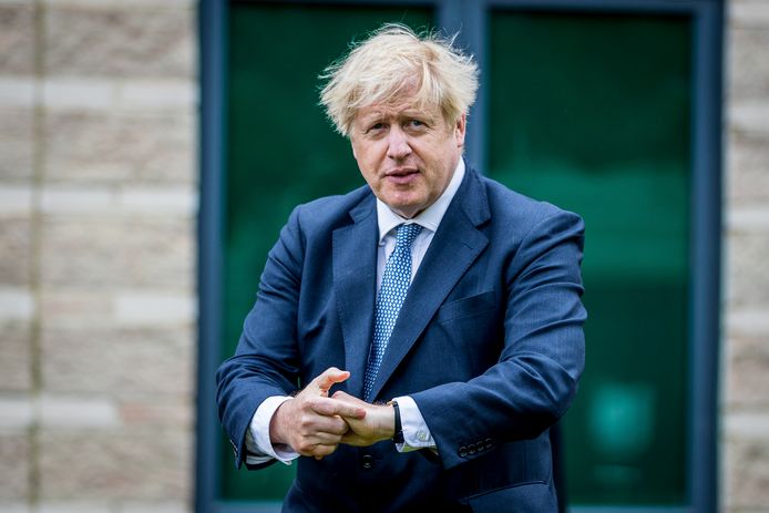 Critici zijn van mening dat het veranderende beleid van premier Boris Johnson een poging is om de aandacht af te leiden van zijn aanvankelijk trage reactie op het coronavirus.