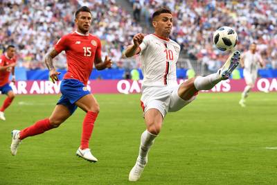 Ajax-doelwit Tadic blikvanger in duel met vuige Zwitsers