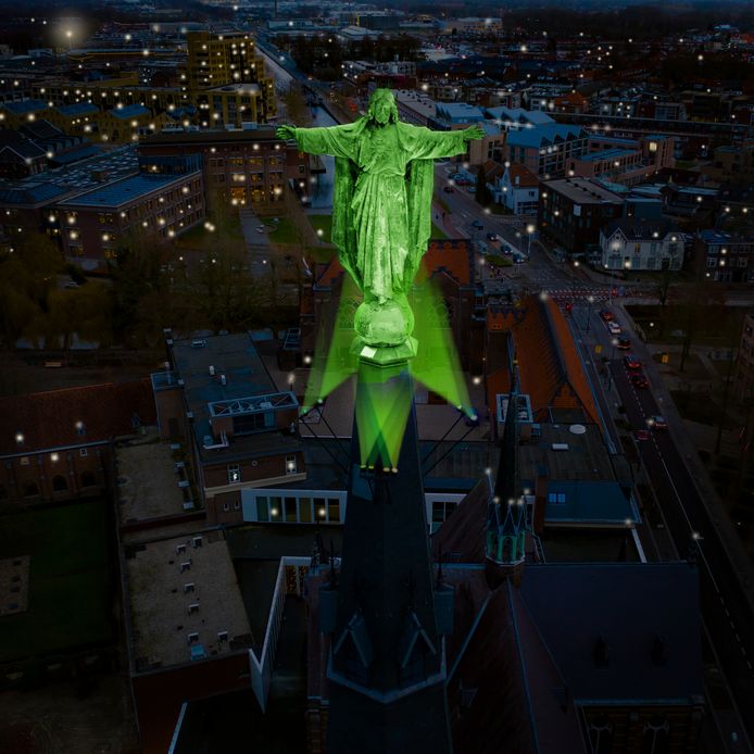 Jezus Waaghals, het Heilig Hart-beeld op de Paterskerk in Eindhoven, baadt vanaf nu elke donderdag in het groene licht van de hoop, voor iedereen die in deze coronatijden een lichtpuntje kan gebruiken, aldus DomusDela.