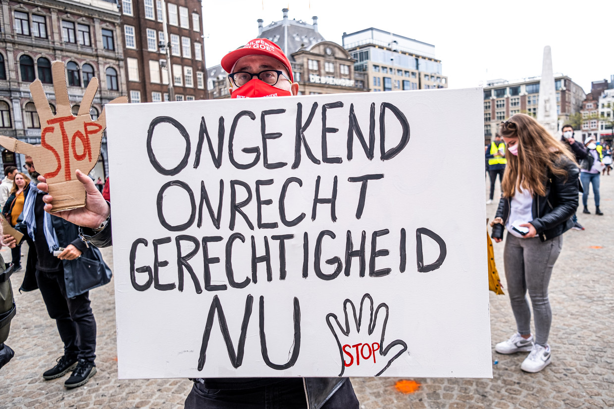 Slachtoffers van de toeslagenaffaire demonstreren op 15 mei op de Dam in Amsterdam.  Beeld Joris van Gennip