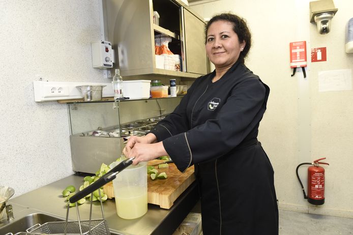 Mama Sara in 2016 aan het werk in pop-uprestaurant Jalapeño Loco.