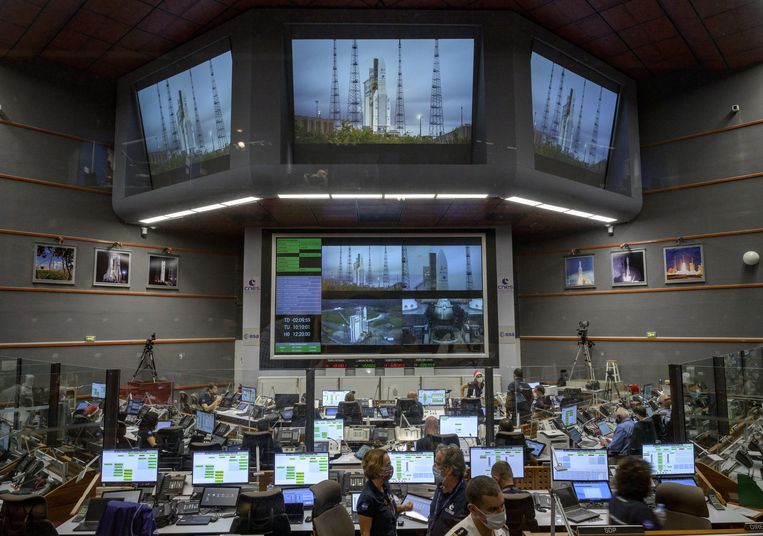 De countdown voor de lancering van de Ariane 5-raket met de James Webb ruimtelescoop, in het Guyana ruimtecentrum in Kourou, Frans Guyana, op 25 december vorig jaar. Beeld EPA