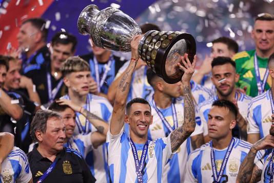 Ángel Di María met de Copa América-trofee.