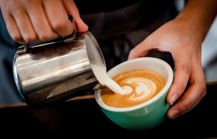 Uitgestelde koffie is een systeem waarbij iemand van tevoren een kop koffie koopt voor iemand die het niet kan betalen. Beeld anp