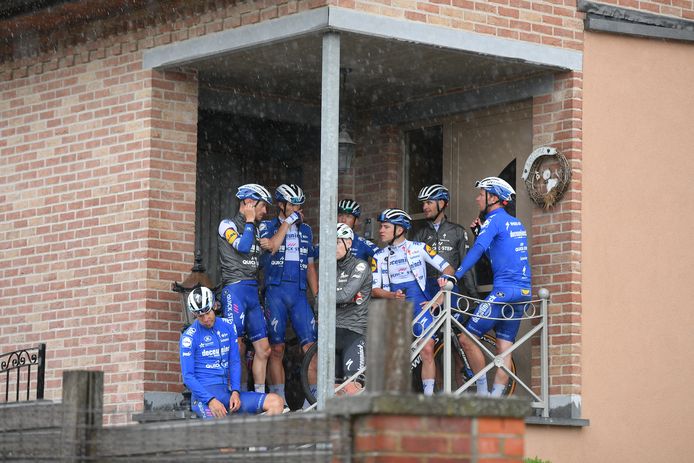 Schuilen voor de regen: Evenepoel en co. moeten vluchten voor de regen tijdens een verkenning van het parcours van de Ronde van Vlaanderen.