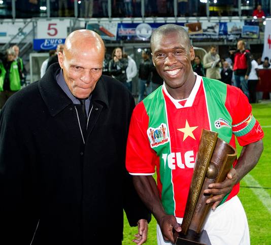 Clarence Seedorf met Humphrey Mijnals, de eerste Surinaamse voetballer die voor het Nederlands elftal speelde.