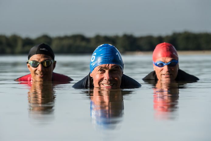 Frank van der Pol uit Woensdrecht (midden) doet mee aan Swim to Fight Cancer in Breda, samen met de twee artsen uit het Amphia Ziekenhuis die hem succesvol opereerden aan uitzaaiingen in longen en lever. Links Paul Gobardhan en rechts Eelco Veen, tijdens een training in de Galderse Meren.