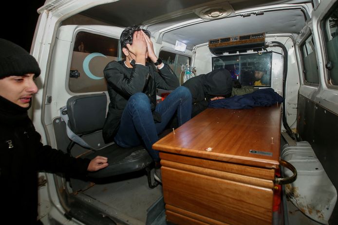 Een stoffelijk overschot van een slachtoffer van de scheepsramp wordt ingeladen op het vliegveld van Erbil in Irak.  (26/12/2021)