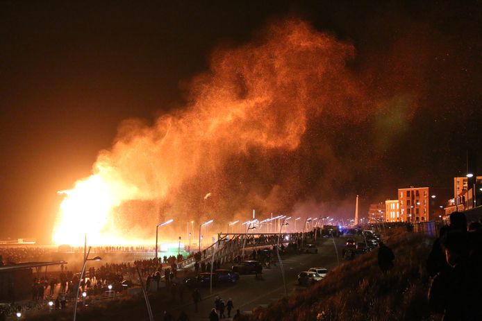 Het vreugdevuur in Scheveningen is overgeslagen op huizen.