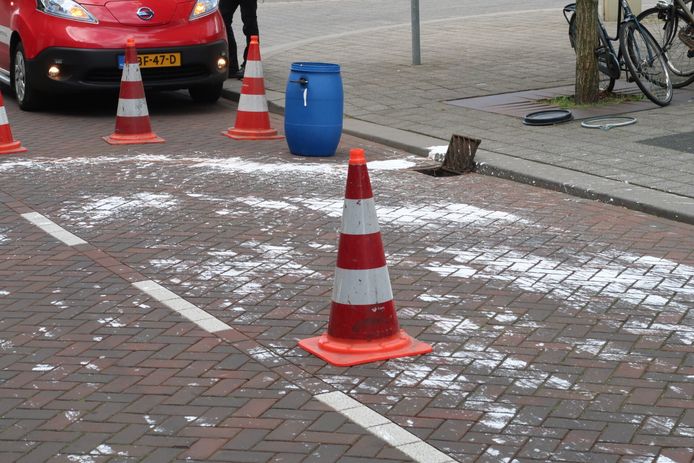 Strukton is ingeschakeld om het wegdek weer schoon te maken.
