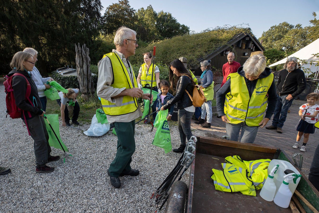 wandelen-met-prikker-en-grijper-voor-een-schone-leefomgeving-world