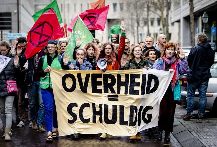Jongeren van Fridays For Future Nederland, Extinction Rebellion Jong en Jongeren Milieu Actief liepen gisteren vanaf de Hoge Raad naar de Tweede Kamer vanwege de uitspraak in de Urgenda-zaak.