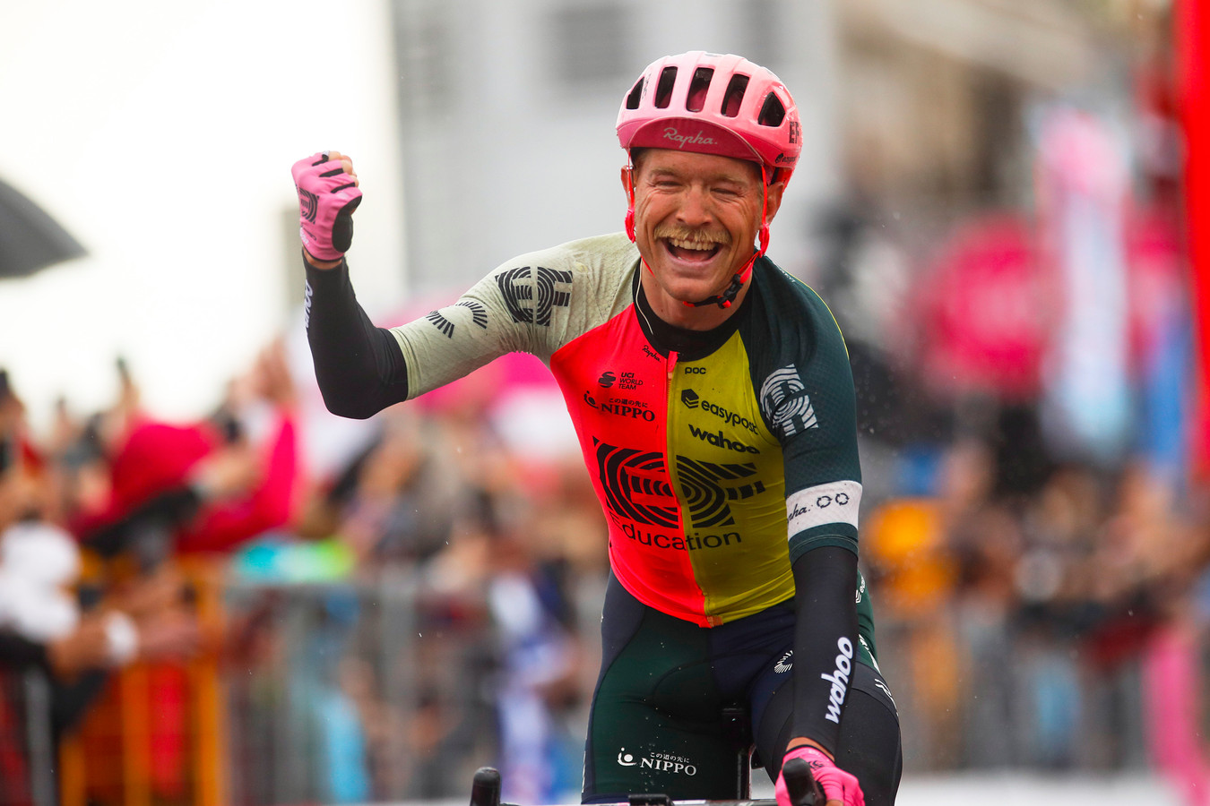 Magnus Cort voltooit trilogie met etappezege in Giro: ‘Het was ...