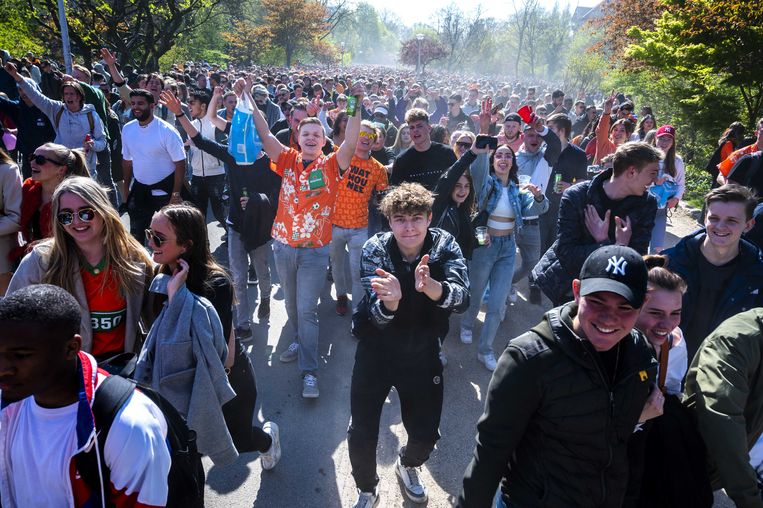 Volgens het OMT tonen de drukte op Koningsdag en drukte in winkelstraten dat men zich minder aan de basismaatregelen houdt. Beeld ANP