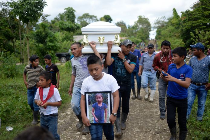 De begafenis van een 7-jarig meisje uit Guatemala dat overleed in de Amerikaanse staat Texas.