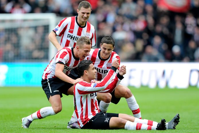 Jonathan Reis, juichend na de 1-0 van PSV tegen Feyenoord op 24 oktober 2010. Er zouden nog negen (!) goals volgen voor PSV, waarvan hij er twee voor zijn rekening nam. Om hem heen Balász Dzsudzsák, Erik Pieters en Ibrahim Afellay.