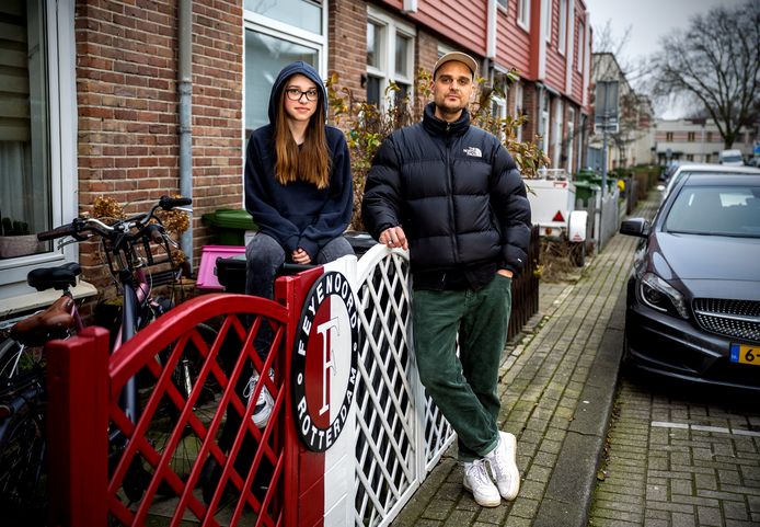 Documentairemaker René van Zundert met Selena.