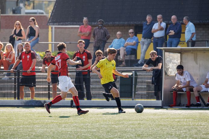 Wedstrijd Terneuzen wordt gestaakt nadat er met kanker wordt gescholden:  'Ik snap de leidsman wel' | Amateurvoetbal | pzc.nl