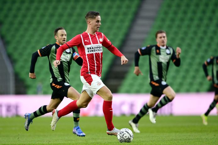 Joey Veerman aan de bal tijdens zijn eerste minuten als speler van PSV.