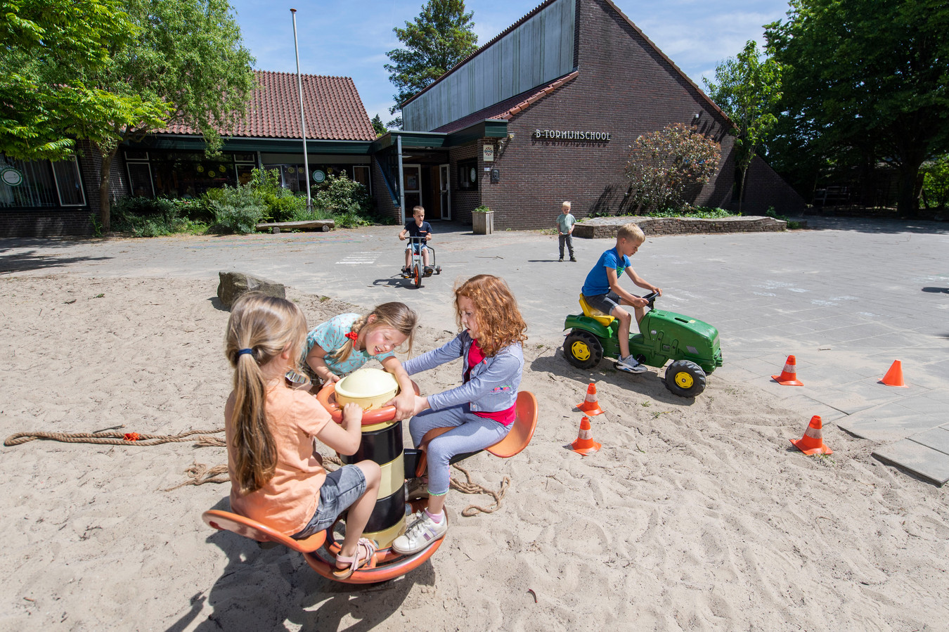 Hoe Gaat Het Verder Met Noordijk Nu De Dorpsschool Sluit? 'Ik Ben Echt Bang  Voor Domino-Effect!' | Foto | Tubantia.Nl