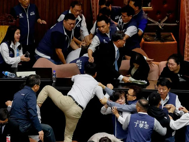 Taiwanese wetgevers met elkaar op de vuist tijdens debat