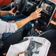 Wat mag een bestuurder in de auto en hoe gevaarlijk is dat?