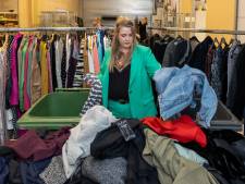 Staphorster statushouders gaan kleding sorteren bij Noggus & Noggus