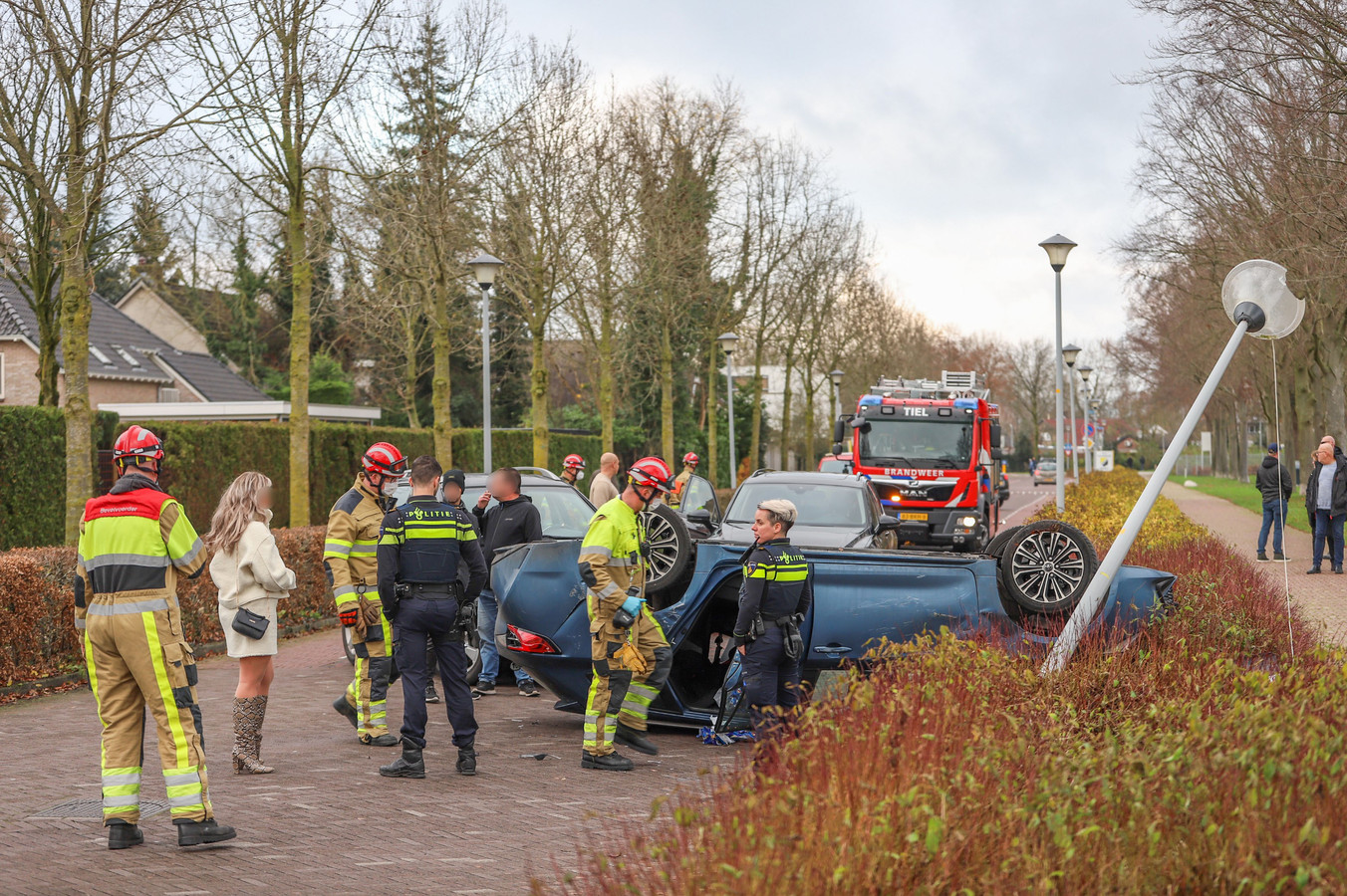 Bij een eenzijdig ongeluk in Tiel is zondagmiddag een auto ondersteboven in de berm beland