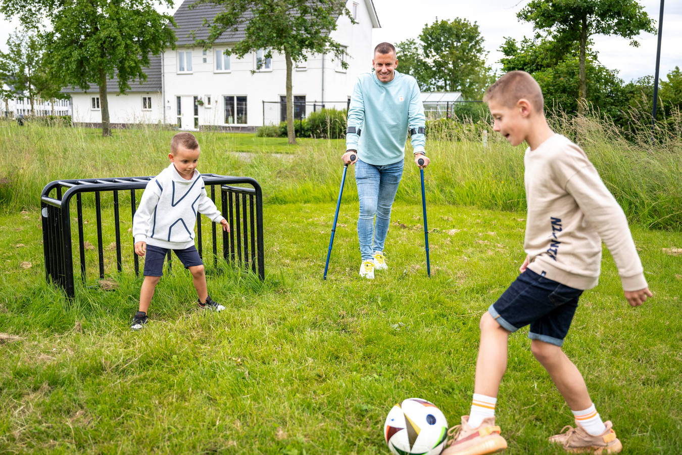 In het been van Terneuzen-voetballer Bert den Hamer groeide een grote tumor;  'Vanaf nu ben je kankerpatiënt' | Foto | AD.nl