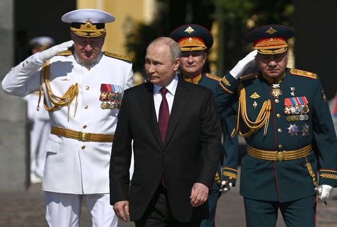 Vladimir Poetin en minister van Defensie Sjojgoe (rechts).