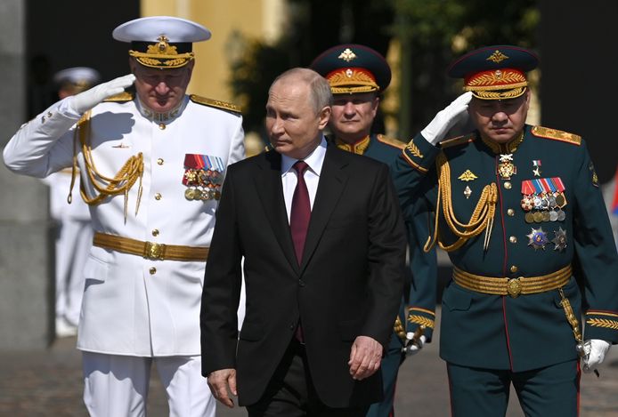 Владимир Путин и министр обороны Шойгу (справа).