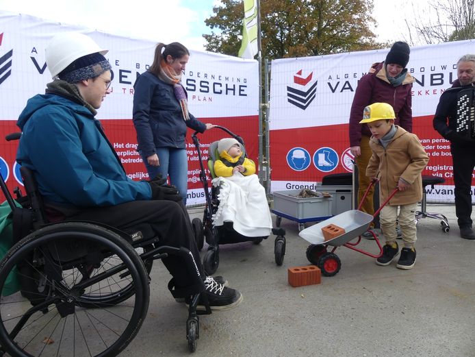 Kasper, Matteo en Eden mochten de eerste stenen leggen.