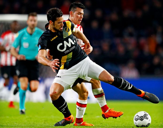 Pablo Marí duelleert in het shirt van NAC met Hirving Lozano van PSV in het seizoen 2017/2018.