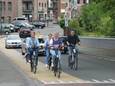 Het centrum van Ingelmunster wordt vanaf juni één grote fietszone. Mobiliteitsschepen Trui Lambrecht en enkele collega's testen de zone al eens uit.