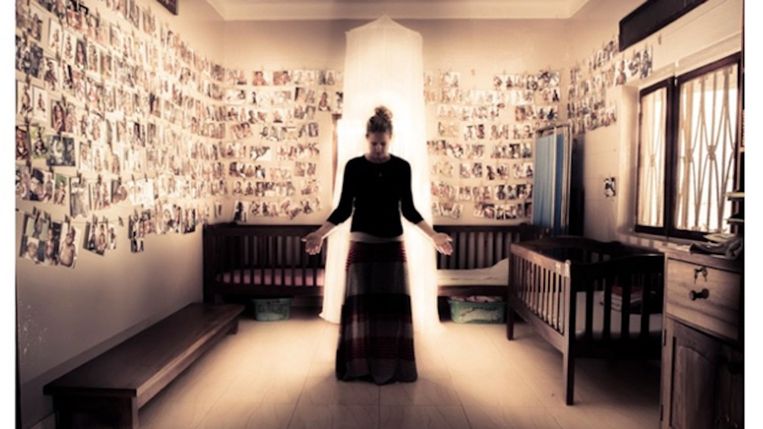 Renee Bach op een ongedateerde foto in een kamer van haar liefdadigheidsinstelling Serving His Children in Oeganda. Beeld No White Saviors