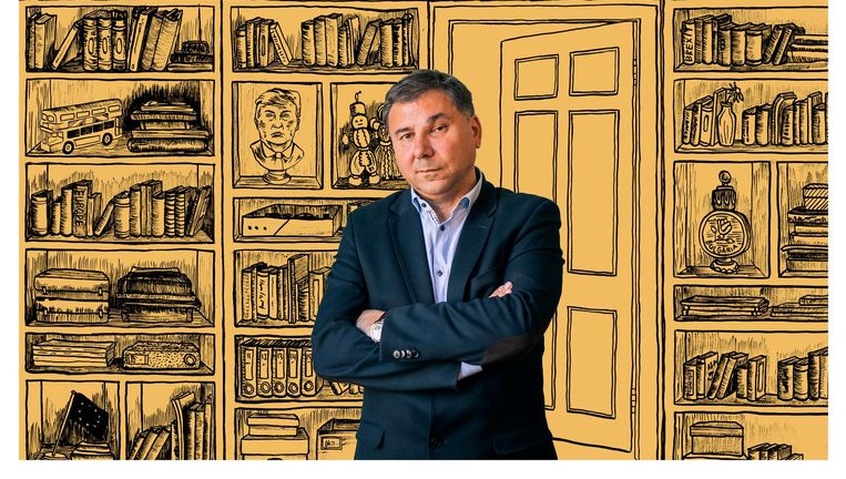Ivan Krastev: 'We raken ons begrip voor democratie kwijt als we ons niet realiseren dat het stembiljet een papieren kogel is. Er moet macht aan vastzitten.' Beeld Foto: Marcel Wogram / Illustratie: Gees Voorhees