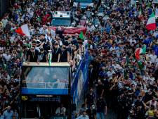 Italiaanse kampioenen tonen beker aan duizenden fans in Rome